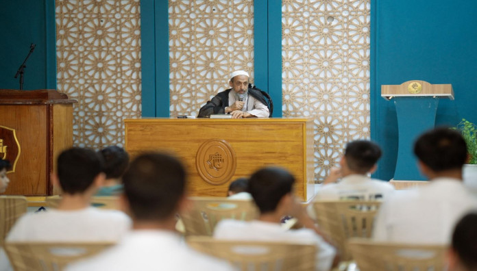 المجمع العلمي يقيم محاضرةً عن أساليب الحفظ لطلبته الحفَّاظ في قضاء الهندية
