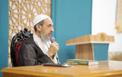المجمع العلمي يقيم محاضرةً عن أساليب الحفظ لطلبته الحفَّاظ في قضاء الهندية